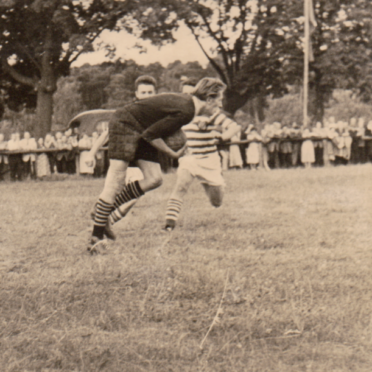 Motor Mögelin beim Heimspiel 1957 vor zahlreichen Zuschauern