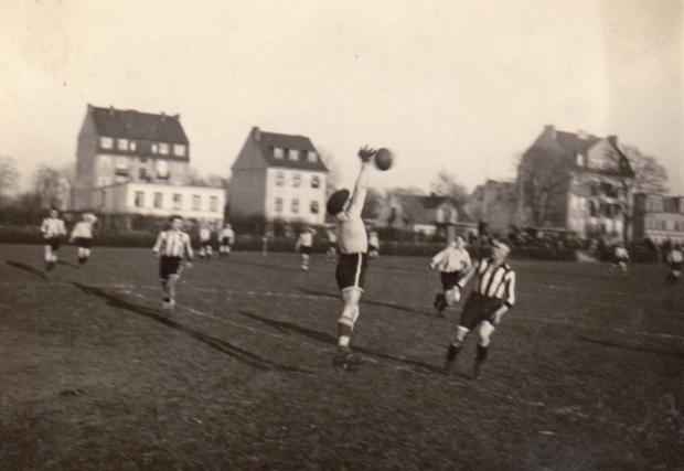 Der-MSC-im-Spiel-beim-Hamburger-Club-Fichte-Stellingen-3-zu-4-1932-1024×706 Archivbild zum Beitrag „Der Spielbetrieb in 20er und 30er Jahren“
