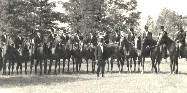 Die-Mögeliner-Reiter.-Vorn-steht-Reitlehrer-Fritz-Dietrich.-Vierter-von-links-ist-Fritz-Desselmann-sechster-Adolf-Nowack.-Beide-waren-die-Initiatoren-der-der-Reitsektion.