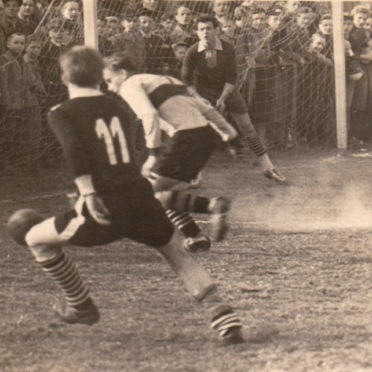 Helmut Winterfeld und Torwart Klaus Gerstmeier verfolgen den Ball