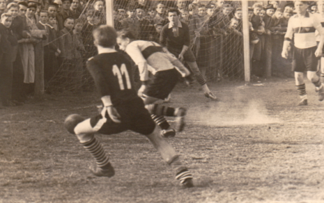 Helmut Winterfeld und Torwart Klaus Gerstmeier verfolgen den Ball