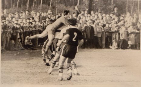 Rathenows Torwart Werner Raek im Spiel vor großer Zuschauerkulisse