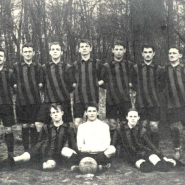 Archivbild zum Beitrag „Die legendäre Vereinsgründermannschaft von 1913 auf dem ältesten Foto der Vereinsgeschichte“