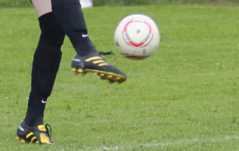 Fußballspieler beim Schuss auf dem Rasen