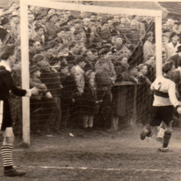 Zuschauer beim Spiel gegen Motor Rathenow auf dem Sportplatz Haveleck 1958