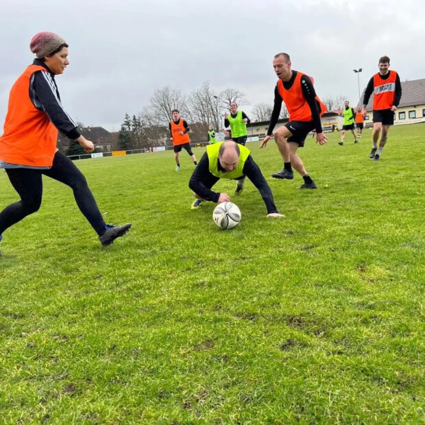 Frauen und Männer beim gemeinsamen Fußballtraining im Februar 2023