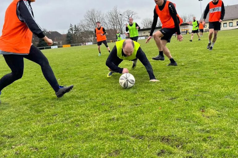 Frauen und Männer beim gemeinsamen Fußballtraining im Februar 2023