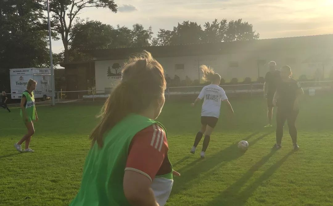 Fußballtraining am Mögeliner Sportplatz im warmen Abendlicht
