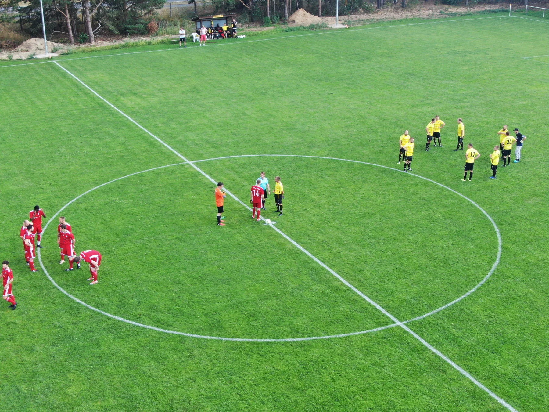 Luftaufnahme mit Fußballspielern am Mittelkreis auf dem Mögeliner Sportplatz