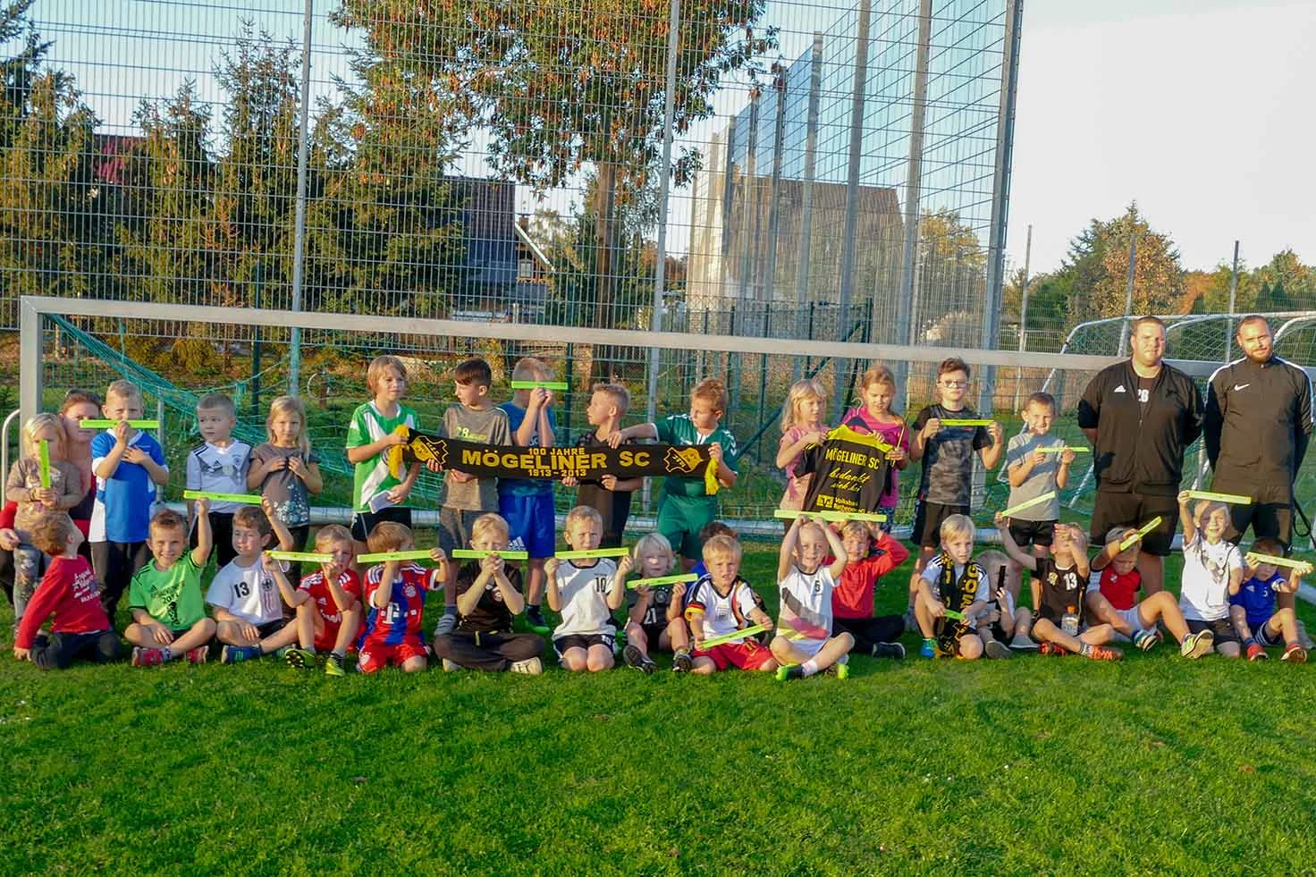 Bambini und F-Jugend mit Betreuern – Gruppenfoto aus dem Vereinsarchiv