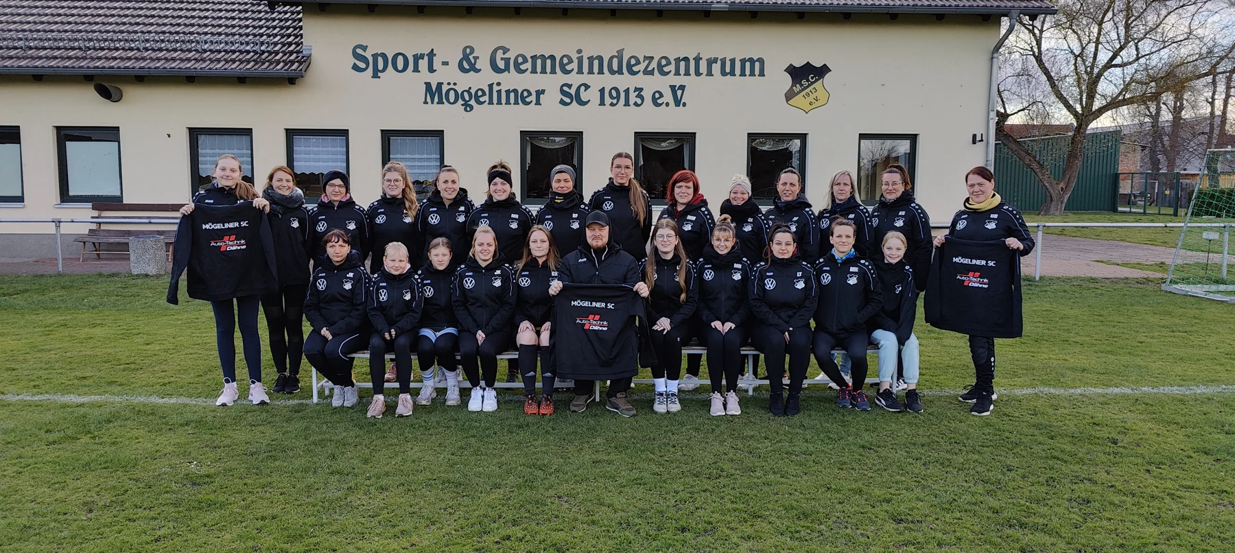 Frauenmannschaft des MSC vor dem Vereinsheim – Archivfoto von März 2023