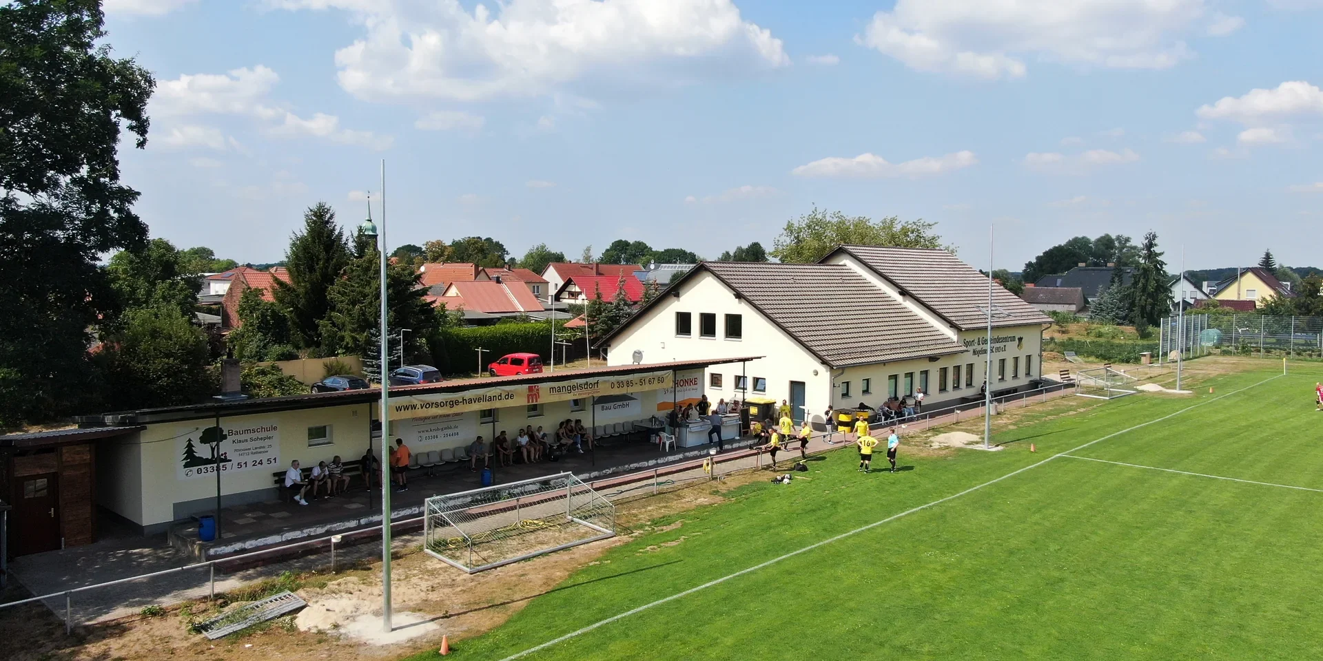 Luftaufnahme des Sportplatzes und Vereinsheims in Mögelin