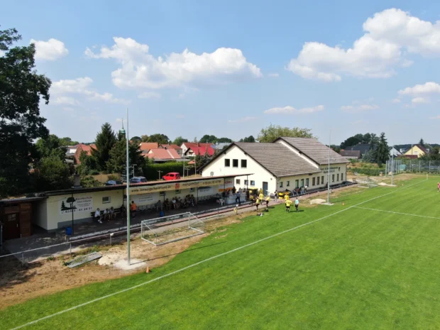 Luftaufnahme des Sportplatzes und Vereinsheims in Mögelin