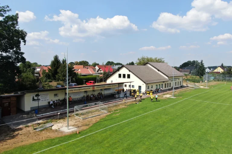 Luftaufnahme des Sportplatzes und Vereinsheims in Mögelin