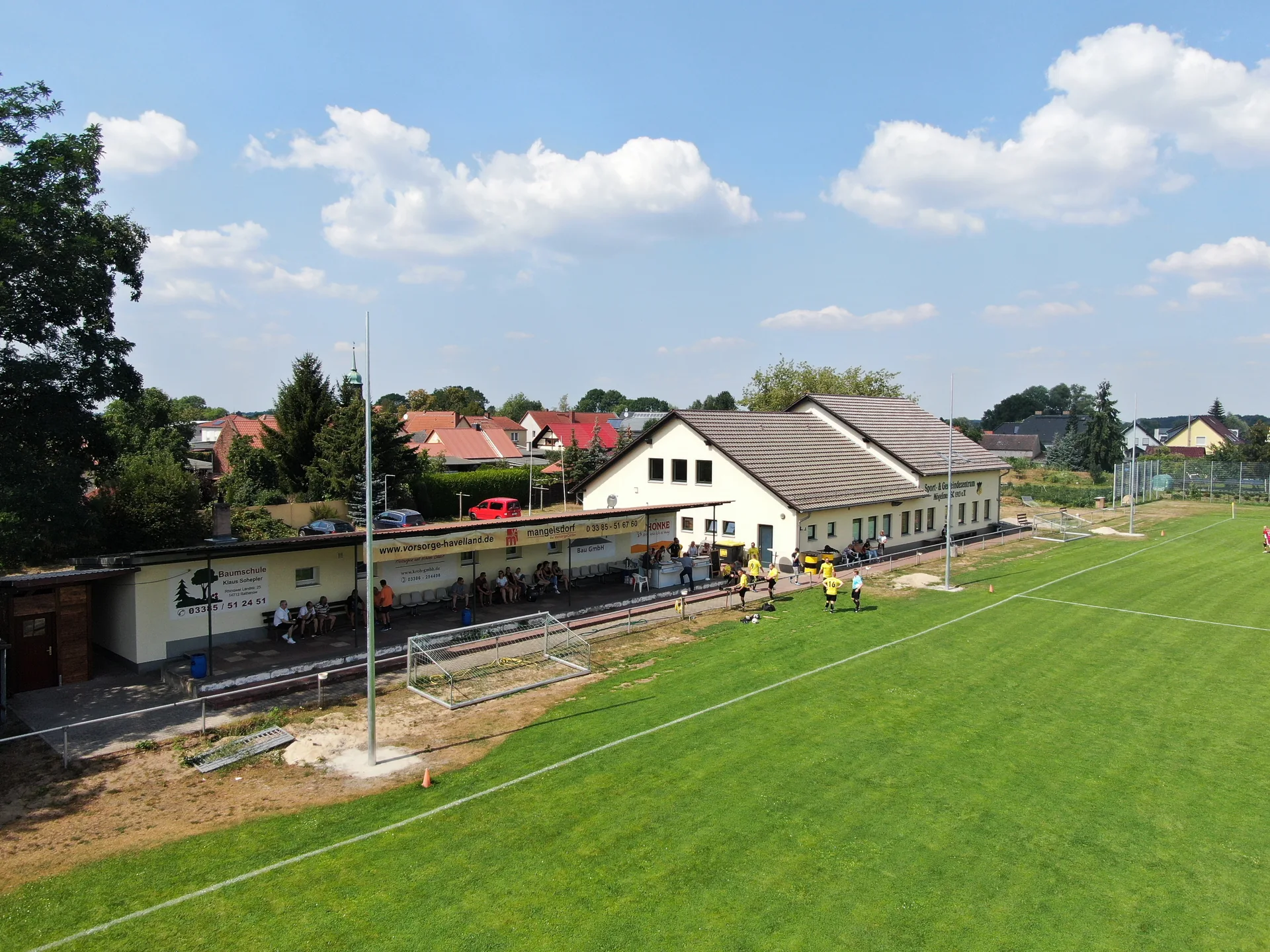 Luftaufnahme des Sportplatzes und Vereinsheims in Mögelin